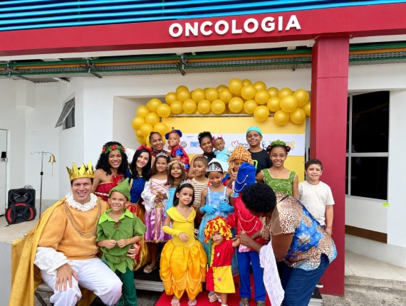 Pacientes em tratamento oncológico participam de desfile promovido pelo Martagão Gesteira